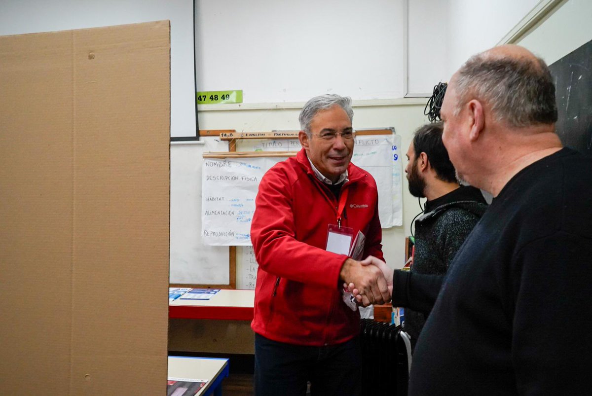 RobertSilvaUy's tweet photo. ¡Hoy, como lo hago desde siempre, comienzo el día de las elecciones acreditando listas junto a mis compañeros 🗳️💪
Gracias a todos por el enorme trabajo que están realizando de norte a sur del país. No hay frío que nos pare, ¡vamos todos a votar por el Uruguay que nos debemos! https://t.co/vGUIsWiWkL