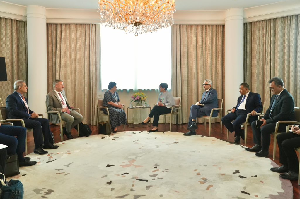 Menlu_RI's tweet photo. Pleased to meet SRSG Rosa Otunbayeva of @UNAMAnews in Doha (30/6). Reiterated Indonesia’s continued support towards the work of UNAMA &amp; explored coop on sharia microfinance, madrassa curriculum &amp; counternarcotics. Stressed that women must be an essential part of each effort https://t.co/CrqlvTz85G