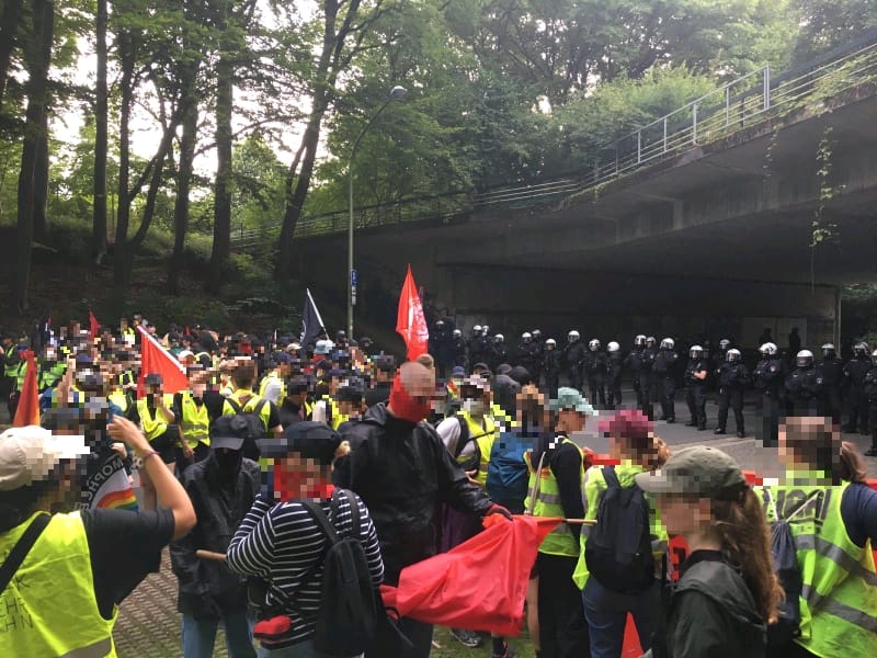 FKOonline's tweet image. Am Samstag haben wir uns in #Essen mit tausenden Antifaschist:innen der #noAfD in den Weg gestellt!

Unsere politische Auswertung 

"AfD-Parteitag gestört – gemeinsam die nächsten Schritte gehen!"

findet ihr hier:

fkoonline.org/afd-parteitag-…

#e2906 #Widersetzen
