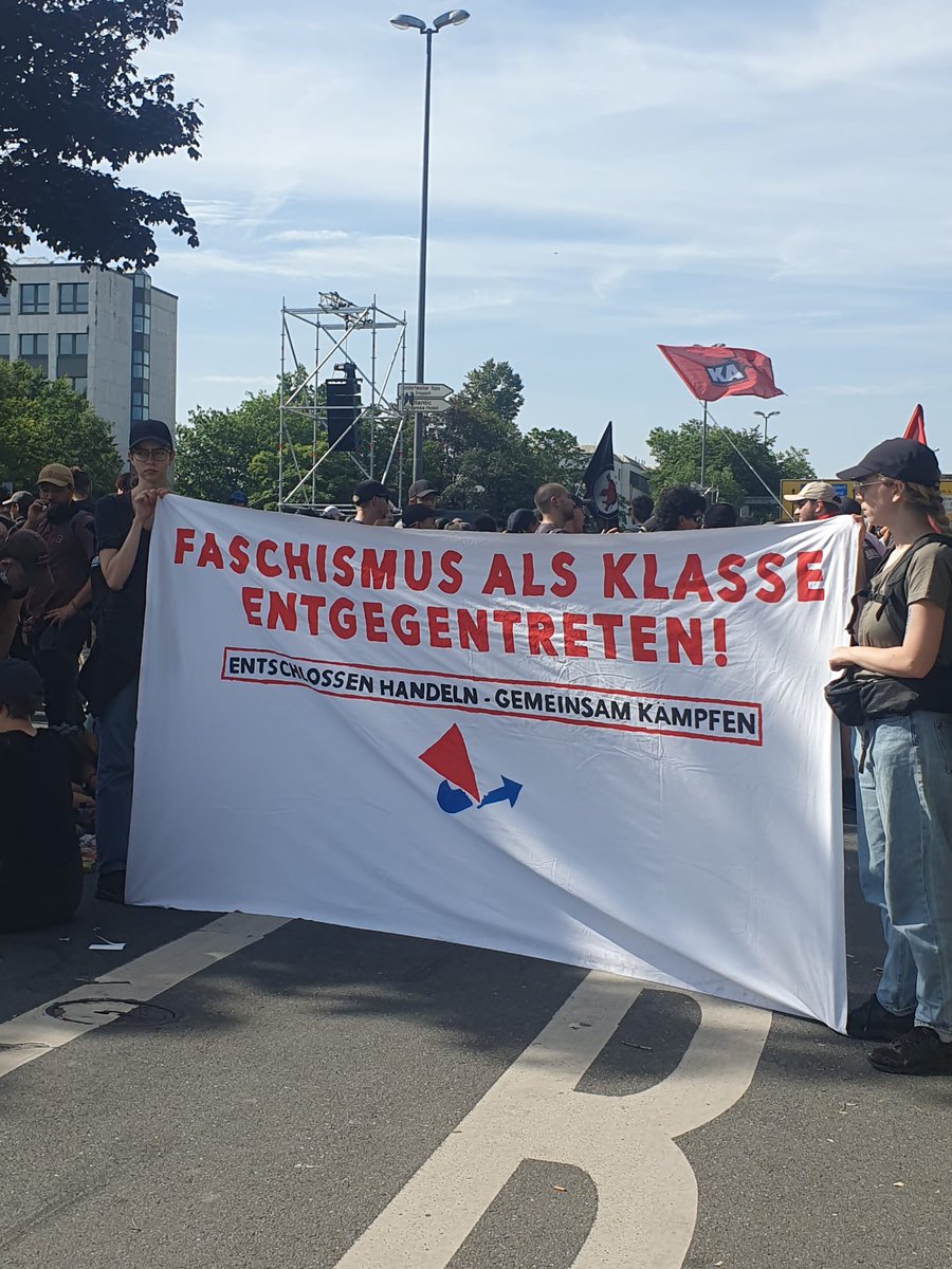 FKOonline's tweet image. Am Samstag haben wir uns in #Essen mit tausenden Antifaschist:innen der #noAfD in den Weg gestellt!

Unsere politische Auswertung 

"AfD-Parteitag gestört – gemeinsam die nächsten Schritte gehen!"

findet ihr hier:

fkoonline.org/afd-parteitag-…

#e2906 #Widersetzen
