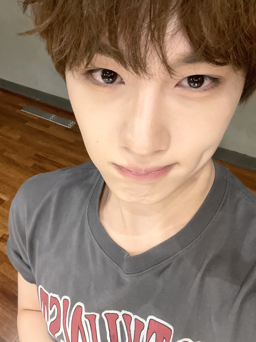 CIX_twt's tweet photo. 현석 세 컷🤍 항상 빗 길 조심!!😘

#CIX #씨아이엑스 #현석 #윤현석 #서기 #막내 #FIX #픽스 #픽스내거 https://t.co/oPhzYcMIKr