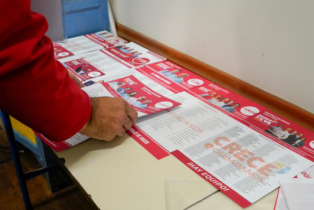 RobertSilvaUy's tweet photo. ¡Hoy, como lo hago desde siempre, comienzo el día de las elecciones acreditando listas junto a mis compañeros 🗳️💪
Gracias a todos por el enorme trabajo que están realizando de norte a sur del país. No hay frío que nos pare, ¡vamos todos a votar por el Uruguay que nos debemos! https://t.co/vGUIsWiWkL