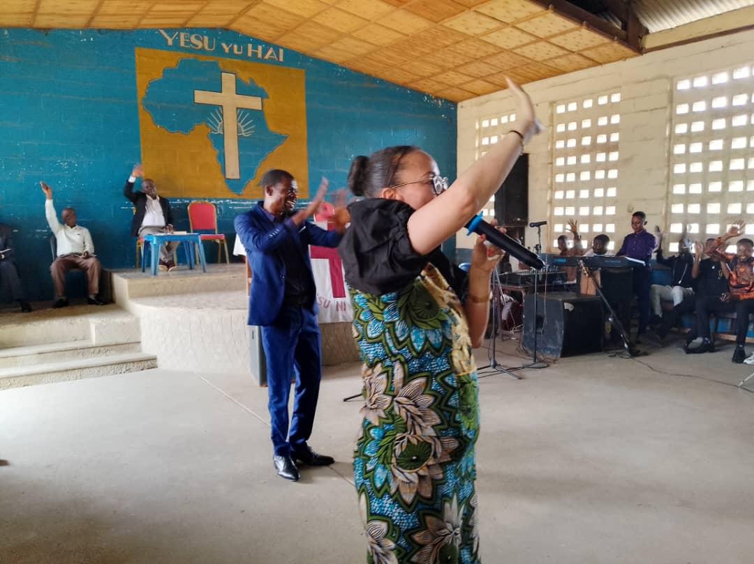 TAristote64366's tweet photo. "L'Hon. Angel Mbo et sa fondation bravent l'insécurité pour apporter soutien et réconfort à Lubunga. Leur courage et compassion sont une lueur d'espoir dans l'obscurité. #Solidarité #EngagementHumanitaire" https://t.co/45gBW4YMV2