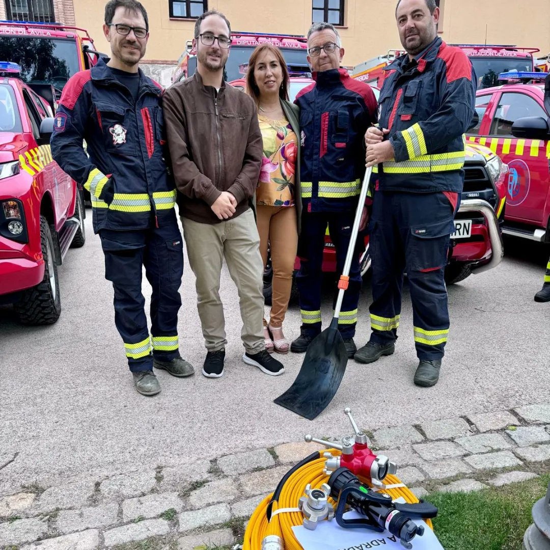 Pcbomberosvla's tweet photo. Esta semana hemos estado presentes, tanto en la graduación de los nuevos policías nacionales, como en las dependencias de diputación, para la recogida de material entregado y posterior presentación de vehículos de extinción de incendios. https://t.co/pgHr3KIS5s