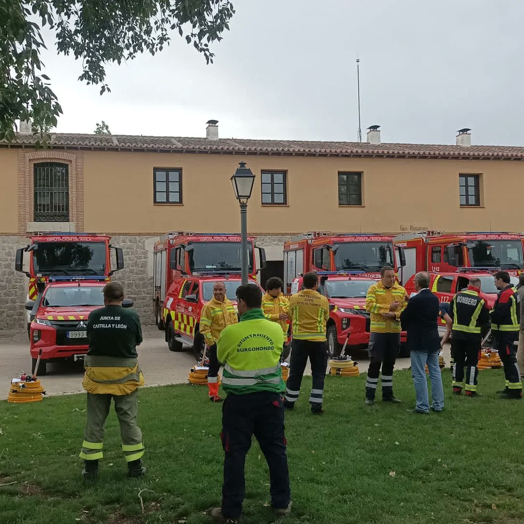 Pcbomberosvla's tweet photo. Esta semana hemos estado presentes, tanto en la graduación de los nuevos policías nacionales, como en las dependencias de diputación, para la recogida de material entregado y posterior presentación de vehículos de extinción de incendios. https://t.co/pgHr3KIS5s