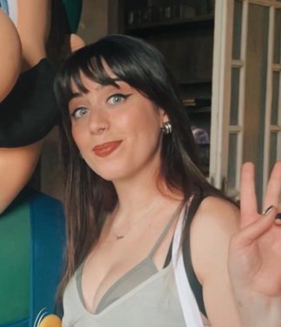 que pequeña es 😭😭😭😭