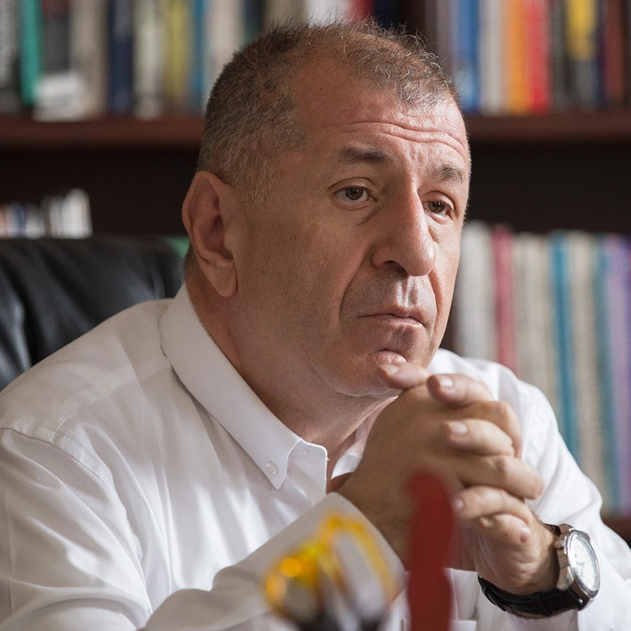 Ümit Özdağ:

Ayşegül Aydın, 17 yaşında kız çocuğuydu. 

Sınırdan kaçak geçen bir Afgan, Ayşegül’e tecavüz etmek istedi. Ayşegül direnince de taşla başını eze eze öldürdü.

Benim tercihim Ayşegül’ün ölmesi değil, sınırı geçenin mayına basıp parçalanması.