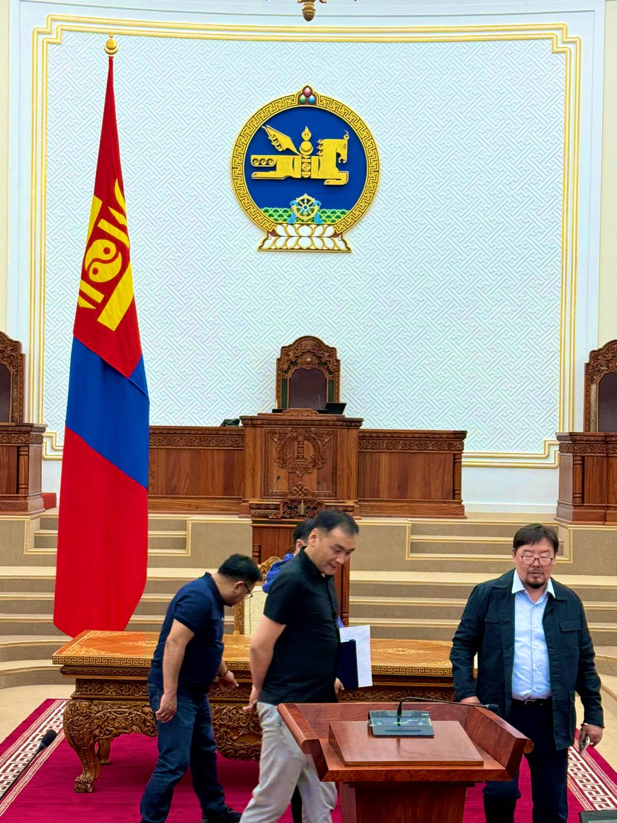 Ах минь ажлаа хийсээр,төрдөө зүтгэсээр л байна лээ…,шинэ чуулганы танхим яасан ч гоёын,ямар ч гоё мод үнэртдийм…🙏🇲🇳
Монголын төр авах хүнээ авах газраа авнаа…🙏🇲🇳🇲🇳🇲🇳
Ялагдсан гэсэн чинь тийм биш жоготой инээчихсэн,гоё явна лээ…🙏🇲🇳