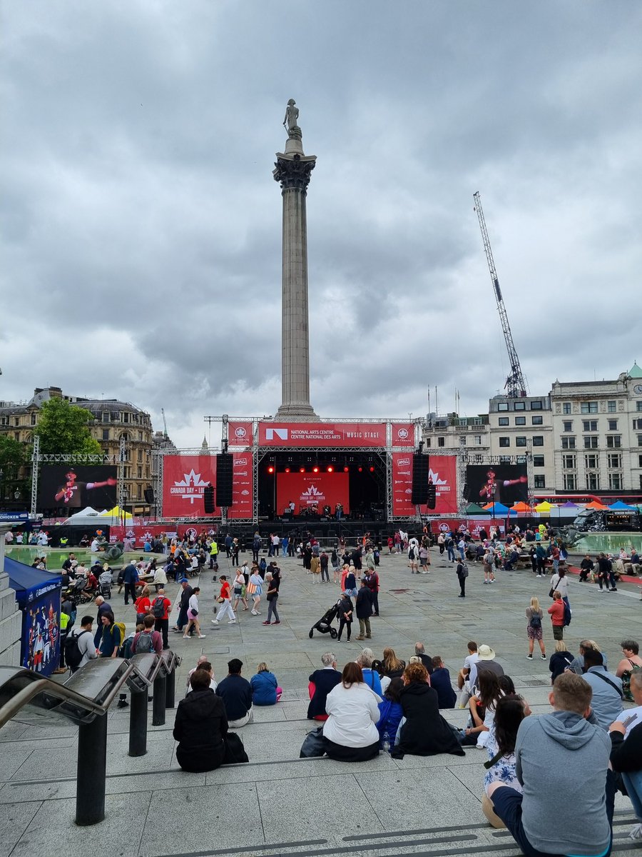 EelcoDB's tweet photo. Canada Day festival in Londen. Goede muziek, ijshockey, poutine, maar waar is de curlingbaan? https://t.co/OGgI0voDEy