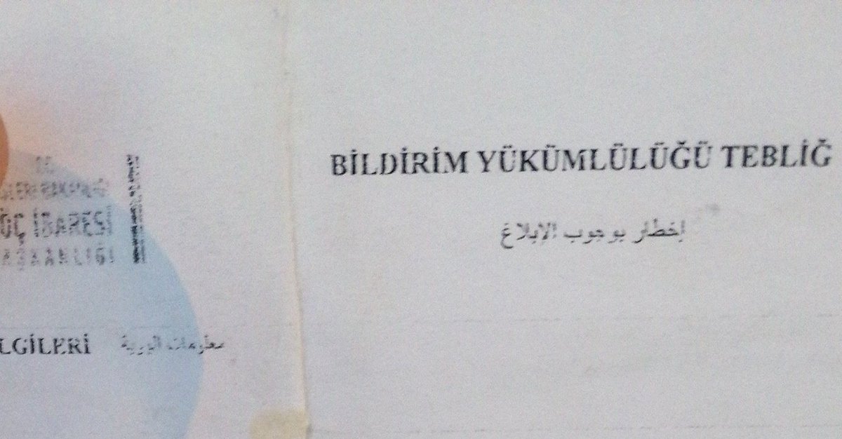 Fergin923's tweet photo. Yeni ulaştığım bilgi!
Filistin, Mısır, Yemen, Libya, Cezayir, Tunus vatandaşlarından yasal şekilde Türkiye'ye gelenler, vizeleri bitse dahi geri gönderilmiyor. Bildirim yükümlülüğü adı altında ellerine bir kağıt sıkıştırılıyor ve ayda bir imzaya gidiyorlar. 

Diğer skandal ise şu; Türkiye'nin 3 ay vize tanıdığı Fas vatandaşları, vize süreleri dolduktan sonra pasaportlarını imha ediyor. 

Polise yakalanıp Göç İdaresine teslim edilirlerse, havalimanında parmak izi de alınmadığı için Filistinli ya da Suriyeli olduklarını söyleyip Türkiye'de kalmaya devam ediyorlar. 
Türkiye'nin demografik yapısı sinsice değişime böyle zorlanıyor ve rejim değişikliğini sağlayacak yeni toplum inşa ediliyor. Demografik değişim politik değişimi getirir!