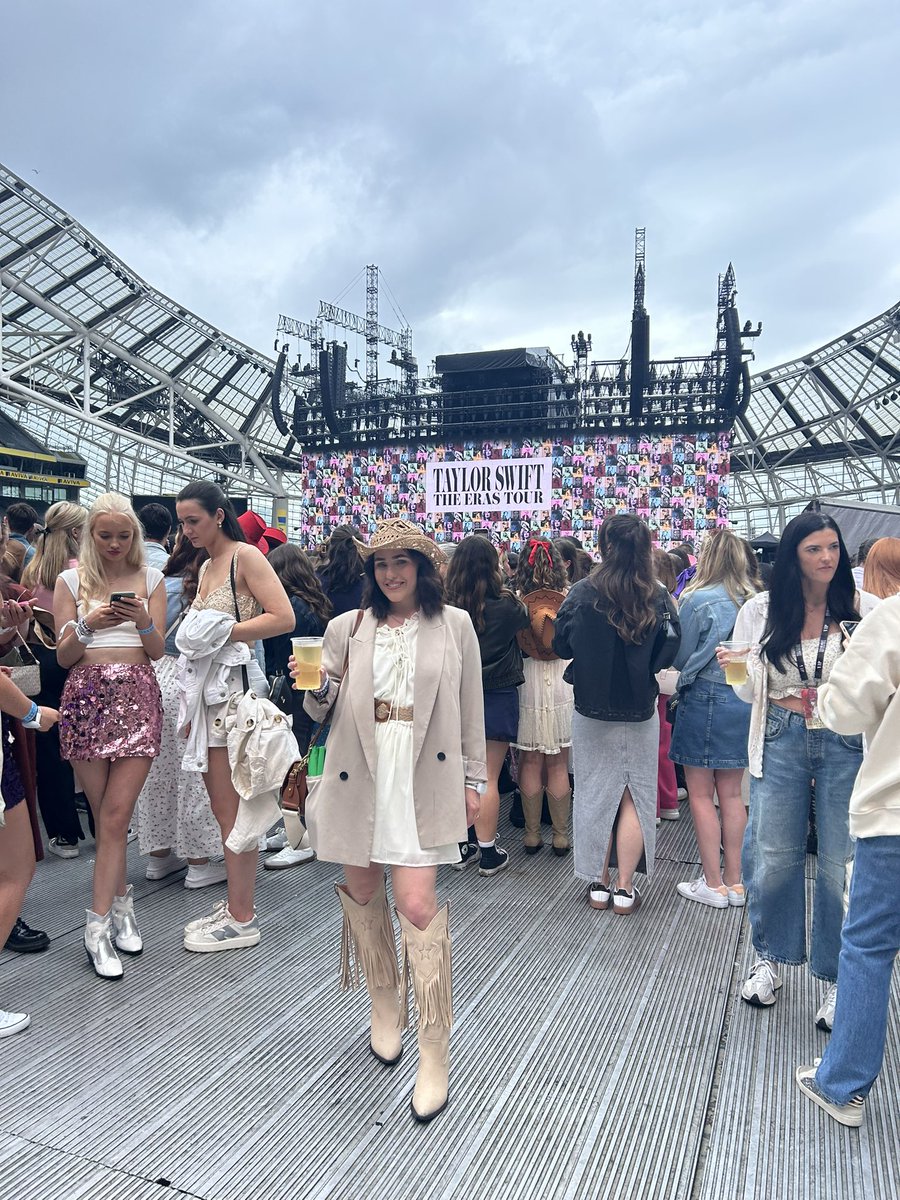 stephgurley's tweet photo. The best night💛🪩✨🎤 #TSTheErasTourDublin https://t.co/ngI8ItCOGK