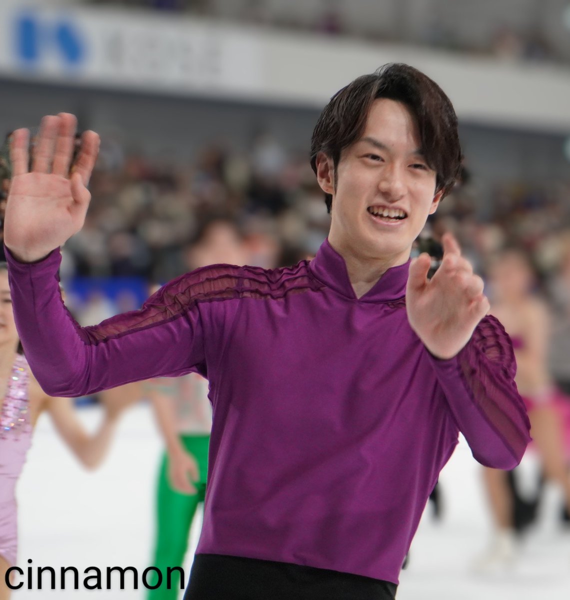 dekacinnamonmon's tweet photo. Dreams on ICE2024最終日行ってきました！
本日はショートサイド
隣の席のお姉様が4CCでお隣だった方で奇跡的な再会に驚きました。
お話できて嬉しかったです😀
#山本草太
#DOI2024 https://t.co/9JXSTUgA4e