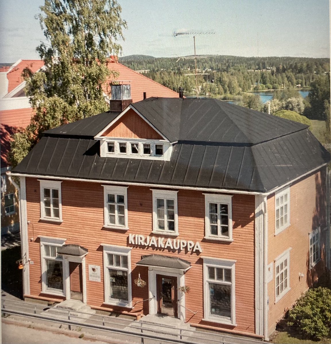 100 syytä matkailla Suomessa: Sadan joukosta on ihan pakko poimia Ruovesi ja VINHAN KIRJAKAUPPA.📚 ⁦<a href="/v_vinhan/">Vinhan kirjakauppa</a>⁩ Iso aukko on täytettävänä, kun en ole vieläkään sinne päässyt! Loistava idea pelastaa yli 120-v kirjakauppa ja tehdä siitä oikea bestseller! 👏📚👏 À bientôt!