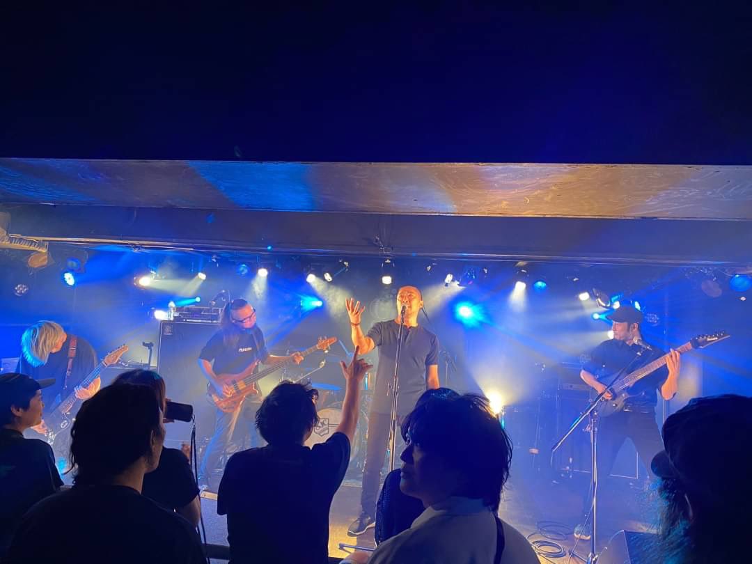 lion_vox's tweet photo. コロナ禍のせいで企画していたワールド・ツアーも諦めざるを得なくなり、通常のLIVEが出来ない事でLIVEを暫くお休みしていた、僕の友人達のバンド・ZEROSHIKI。

昨日はそんな彼らの4年振りの再始動・自主企画LIVE✨

水面下で制作していた新曲も、馴染みの曲も織り交ぜながら充実のステージでした😊🤚 https://t.co/tQmEAdxpLM