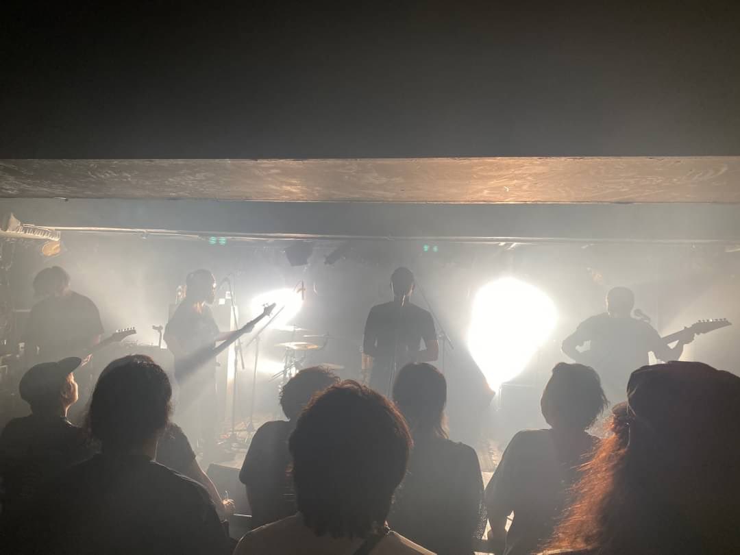 lion_vox's tweet photo. コロナ禍のせいで企画していたワールド・ツアーも諦めざるを得なくなり、通常のLIVEが出来ない事でLIVEを暫くお休みしていた、僕の友人達のバンド・ZEROSHIKI。

昨日はそんな彼らの4年振りの再始動・自主企画LIVE✨

水面下で制作していた新曲も、馴染みの曲も織り交ぜながら充実のステージでした😊🤚 https://t.co/tQmEAdxpLM