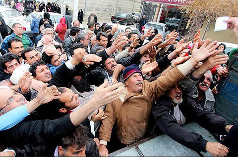 HaniBouraghi's tweet photo. چه عشقی می‌کردیم زمان روحانی
کاش پزشکیان بیاد دوباره برامون صف سبد کالا راه بندازه غرورمونو له کنه https://t.co/2MeOjFRlou