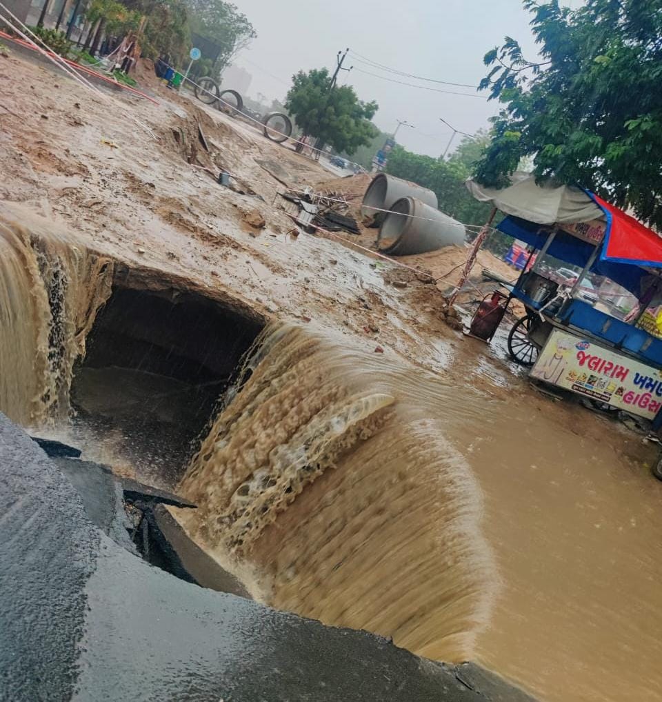 Kaushikdd's tweet image. #Gujarat : तस्वीरें गुजरात के अहमदाबाद की, पहली बारिश में हाल-बेहाल, पहली तस्वीर शेला एरिया की जहां सड़क धस गई।

#GujaratModel