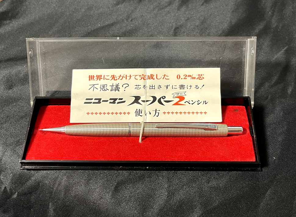 NEWMAN_DAI's tweet photo. ニューマン Ｘ プレゼント企画を行います！

【賞品】
世界で初めて完成した0.2mmシャープペンシル
ニューマン スーパー２

応募方法：@NEWMAN_DAI のフォロー＆このポストをいいね＆リポスト
応募期間：6月30日～7月15日まで

ご応募お待ち申し上げております。

※転売目的の参加不可
※宛先必須 https://t.co/7nQpFBcGsL