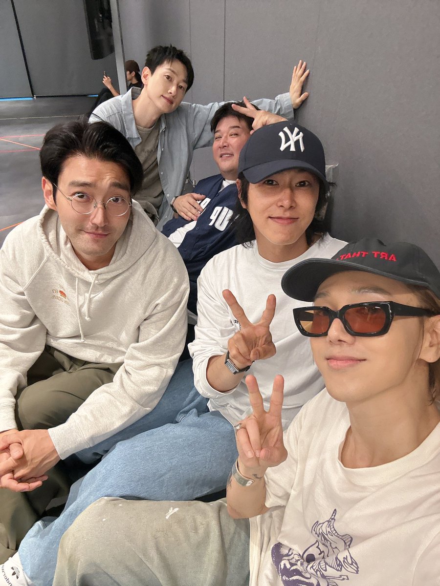shfly3424's tweet photo. 6월 잘가 ~ 🤗 @SJofficial @YESUNG_smtown https://t.co/KE5QThY8d4