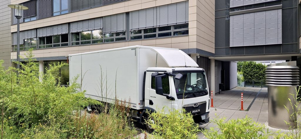 Open_6G_Hub's tweet photo. Our truck is loaded with the demonstrators and the exhibition stand! 🚛 
Everything is carefully stowed and secured so that we can start setting up in Berlin without any delays.🤩
Berlin, here we come! We look forward to seeing you!
#dfki #6g #conference #robotics #rptu #berlin6g https://t.co/KDWqscSuDj
