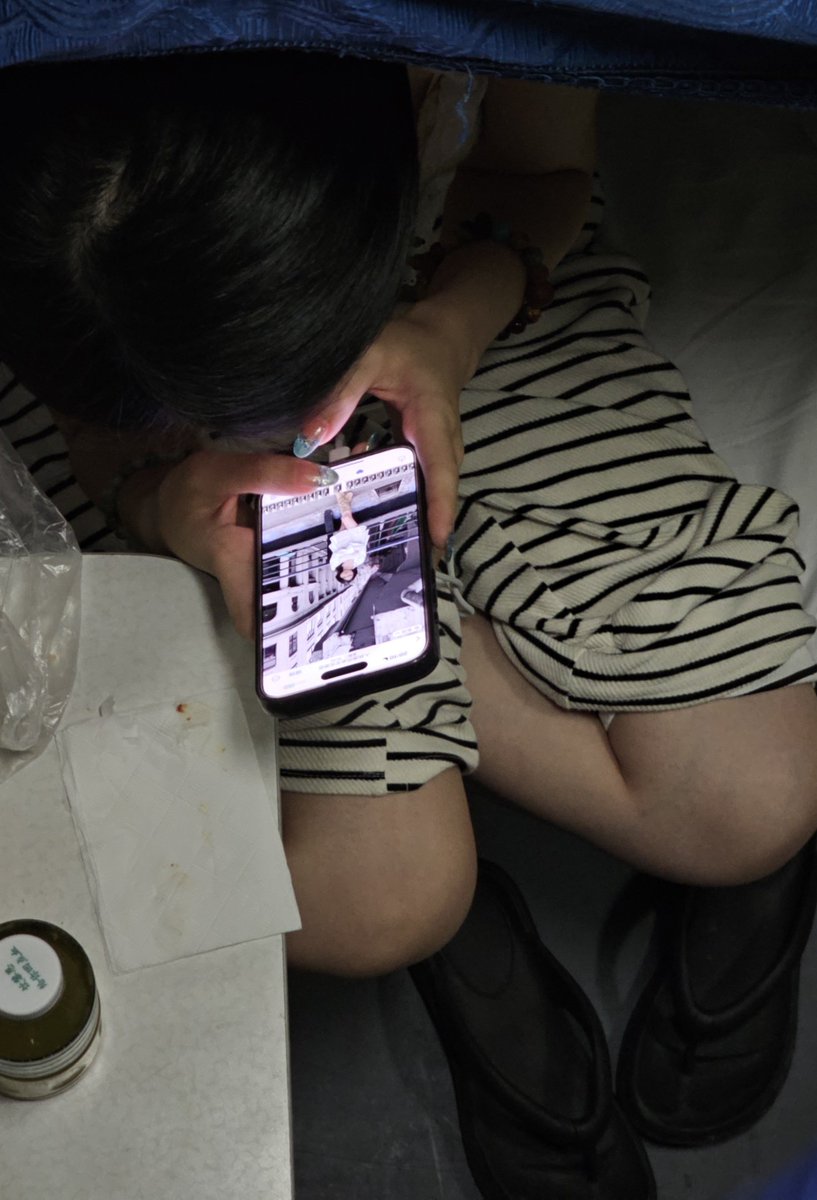 bpassd's tweet photo. 原创
火车裸足妹子漏奶被偷拍
点主页看更多
#足 #脚趾 #恋足 #美脚 #凉鞋 #拖鞋 #裸足 #足底 #足控 #火车 #女大学生 ＃舔脚 ＃偷拍 ＃走光 ＃露出 https://t.co/SZLeiMoLKK