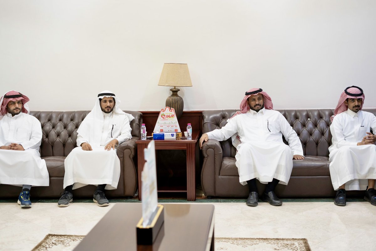 Media_buk's tweet photo. 📝خبر |

استقبل محافظ #البكيرية الأستاذ محمد العريفي في مكتبه اليوم، رئيس #جمعية_عِمارة للعناية بالمساجد في المحافظة أ. علي المانعي وعدداً من أعضاء المجلس بعد تأسيس ��لجمعية وبدء أعمالها.
وبارك العريفي تأسيس الجمعية مثمناً جهودهم ومتمنياً لهم التوفيق في عملهم.

#إعلام_البكيرية https://t.co/4zKOmjN1li
