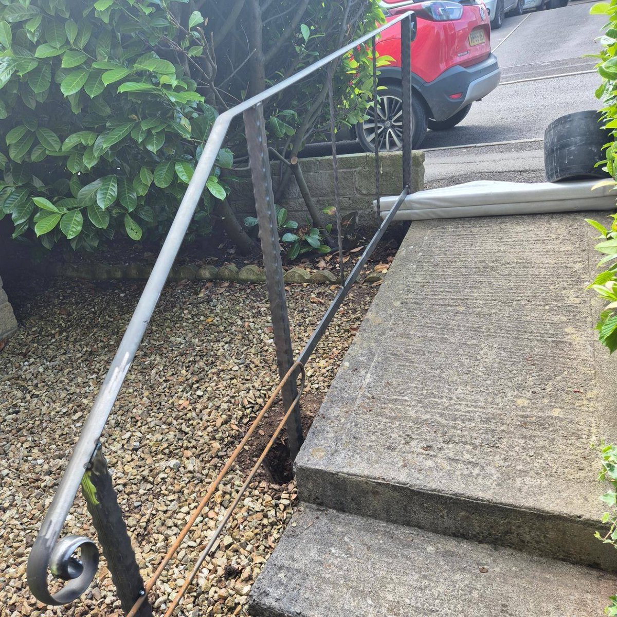SAS_WELDING's tweet photo. Another bespoke handrail installed this week and what a result !

Thanks to @pcl_powder_coating_ 😍👌 for an amazing gloss black finish.

This handrail completely transformed the front of the property

#handrails #somersetwelder #sas
#weldingandfabrication #jobsagoodun https://t.co/oMKCVHUj9s