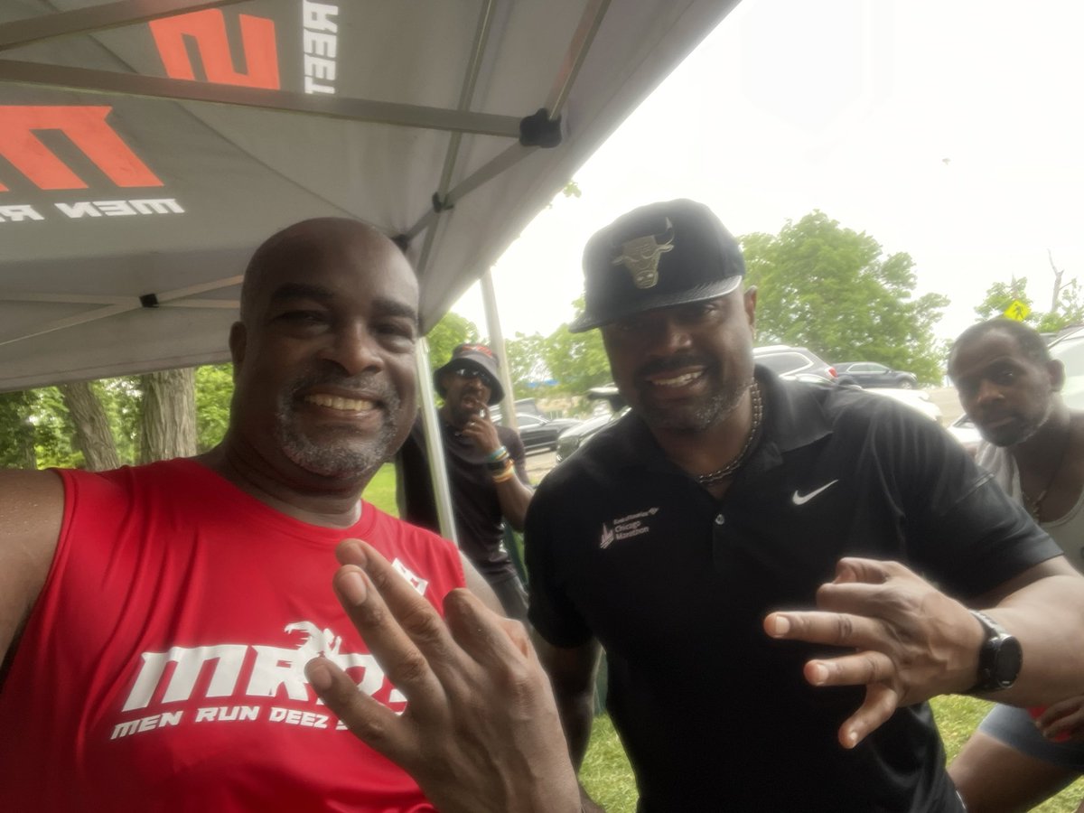 The Saturday Crew was greeted by hot, humid and muggy weather. Put us down for 14 miles (marathoners) and eight miles (half marathoners). #thesaturdaycrew #blackchicagorunners #menrundeezstreets