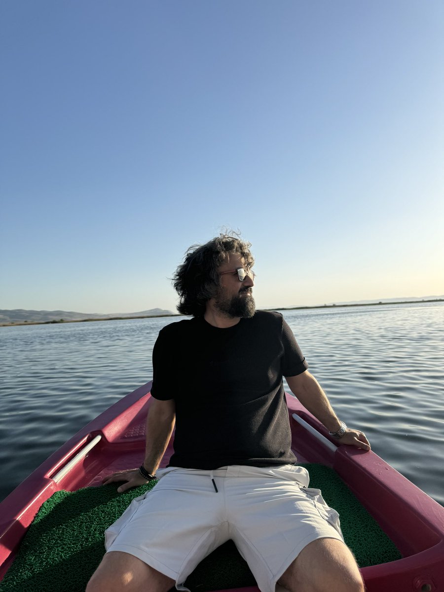 Ne zaman ruhuna, bir yorgunluk çökerse;
Yeryüzüne dokun, 
Kalbine dokun,
İyiliğe dokun, 
Sevgiye dokun,
Yeniden başla!
#ademözbay