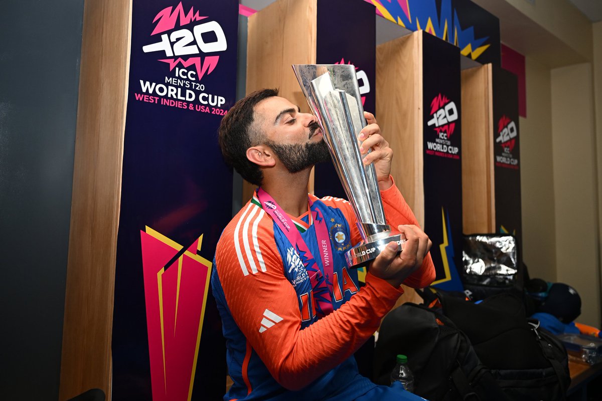 DarkFantancy's tweet photo. 𝗧𝗵𝗲 𝗛𝗶𝘁𝗺𝗮𝗻 𝗮𝗻𝗱 𝘁𝗵𝗲 𝗞𝗶𝗻𝗴 🤩👑

#T20WorldCup #SAvIND #TeamIndia  #RohitShamra #JaspritBumrah  #Suriyakumaryadav https://t.co/ebocKAEqar