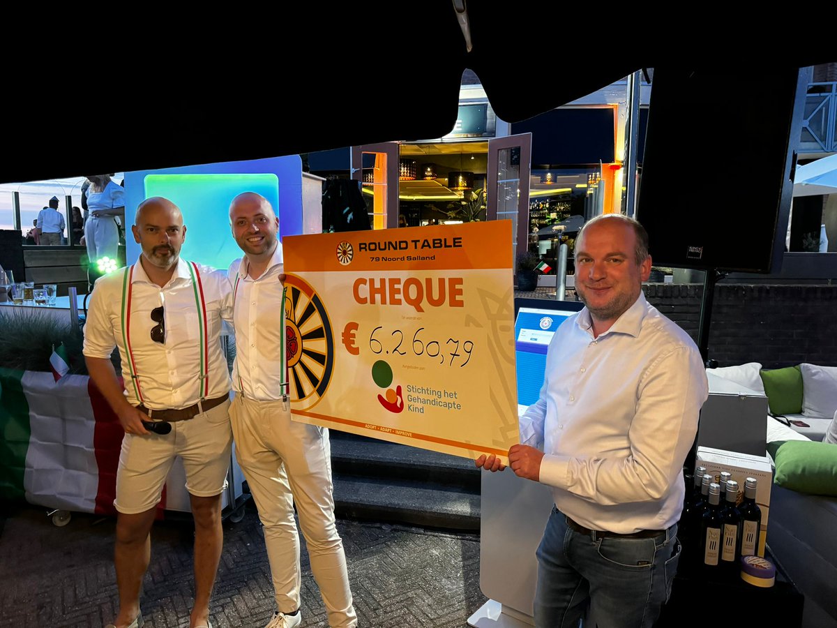 Round Table Noord Salland heeft ruim € 6200 opgehaald voor de stichting Het Gehandicapte kind, waar de onlangs overleden Rick Brink ambassadeur van was. De cheque werd door vrz. Frank Wiersma overhandigd aan Gert Overweg en Piet-Cees van der Wel tijdens het Feestje aan de Vecht.