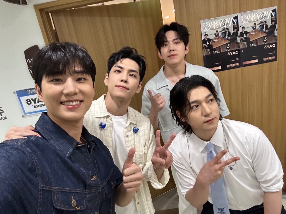 day6official's tweet photo. [ #DAY6_BEHIND ]

토요일에 뭐 하셨어요?
ㄴ부산 어썸스테이지요❣️

그럼 일요일은요? 
ㄴ일요일도 부썸 뿌수기요❤️‍🔥
ㄴ혹시 DAY6세요? 

#DAY6 #데이식스
#AwesomeStage #어썸스테이지 https://t.co/wGxI6Jn8Xr