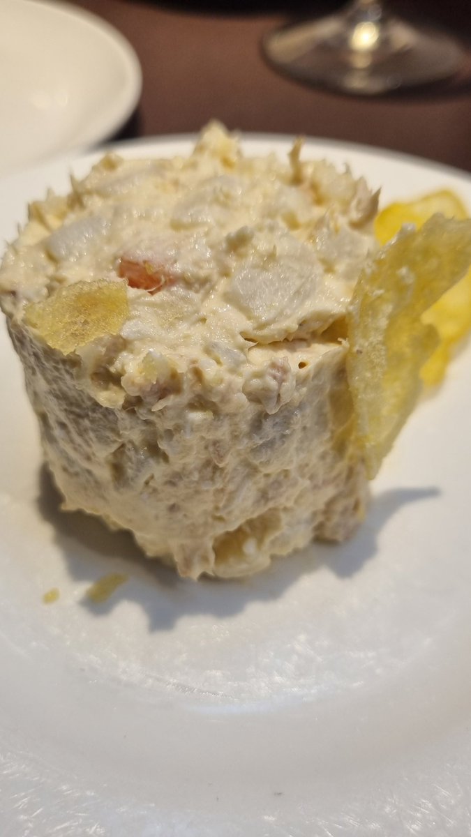 La ensaladilla de Paco <a href="/RestViavelez/">Restaurante Viavélez</a> 😍😍....ahora Quique a los mandos🙌🙌💃💃