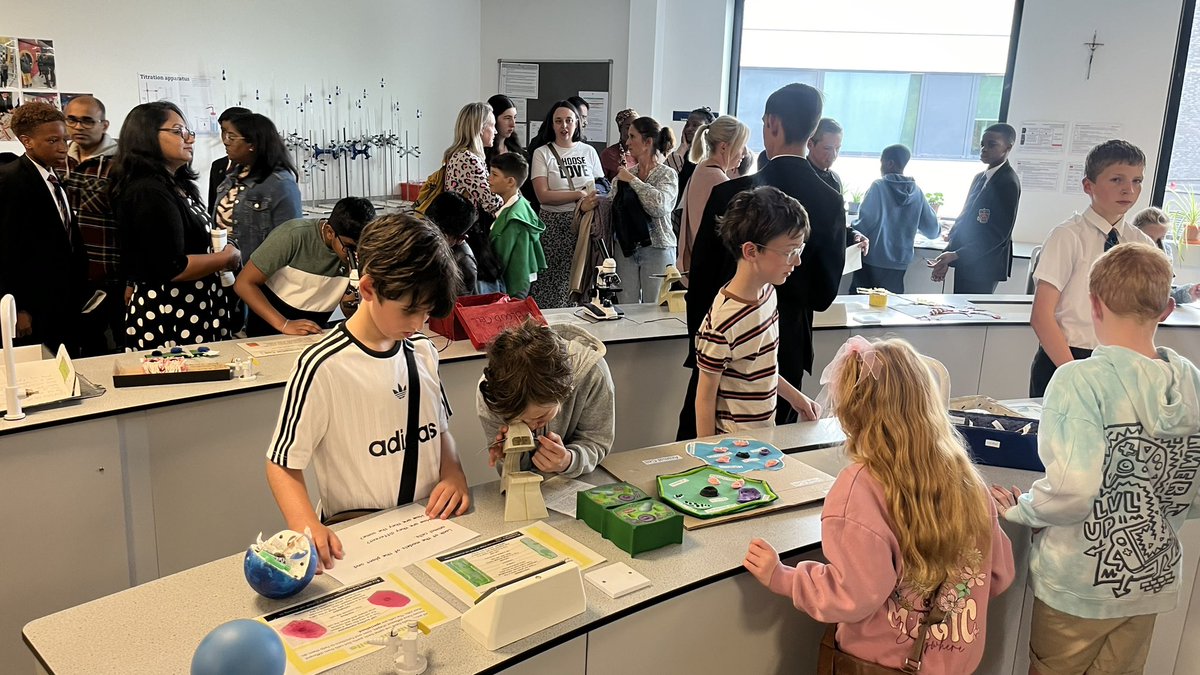 AmbroseScience's tweet photo. A busy morning in the science department #openmorning2024 🔬🧪🧬🧲 An amazing effort from our boys confidently talking to prospective students and parents 👏👏👏 Our A Level Science Ambassador Rory wowed the crowds with a skillful and informative sheep heart dissection 🐑❤️ https://t.co/RdAIjOtrxR