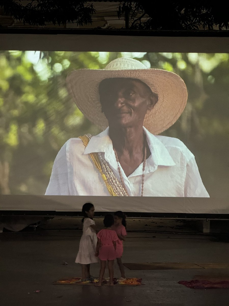 Última sessão do Circulando Cinema, dessa vez na Praça do Carmo. Reexibimos Benzedeiras, doc do Sann Marcelo e Pedro Olaia sobre essa entidade conhecida como Maria do Bairro, moradora de Tamatateua, interior de Bragança. 🖤

<a href="/circularbelem/">Projeto Circular</a>