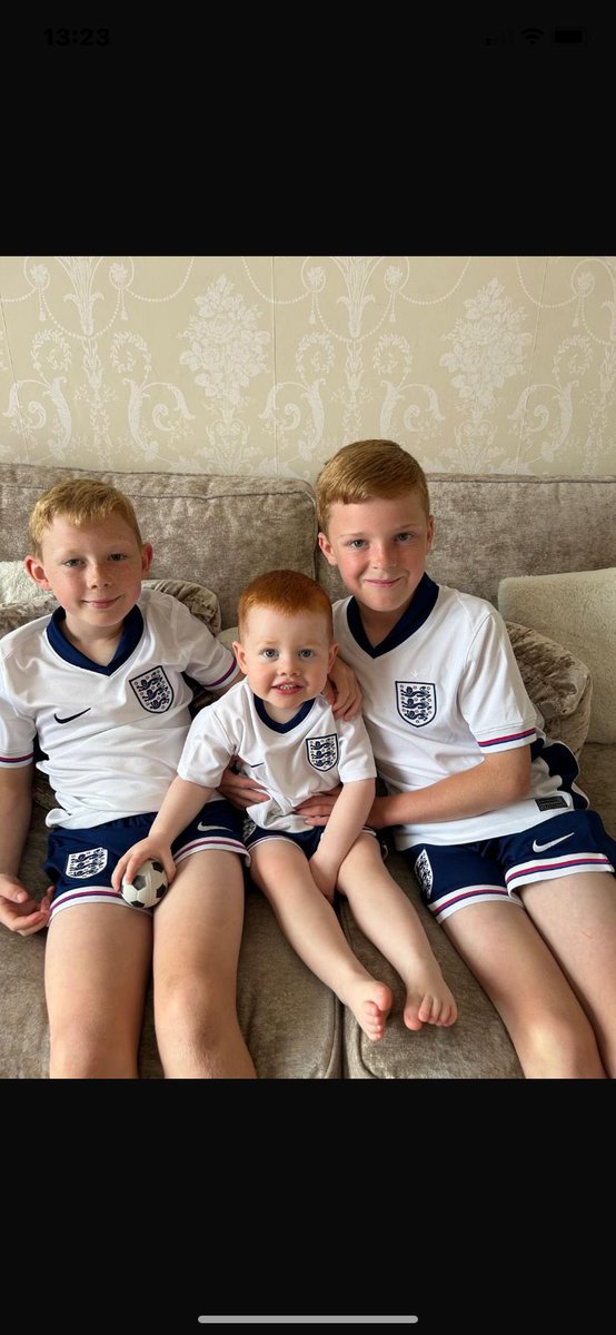 bryaneaves13's tweet photo. #SSNThreeLions https://t.co/75fDVhOiLK