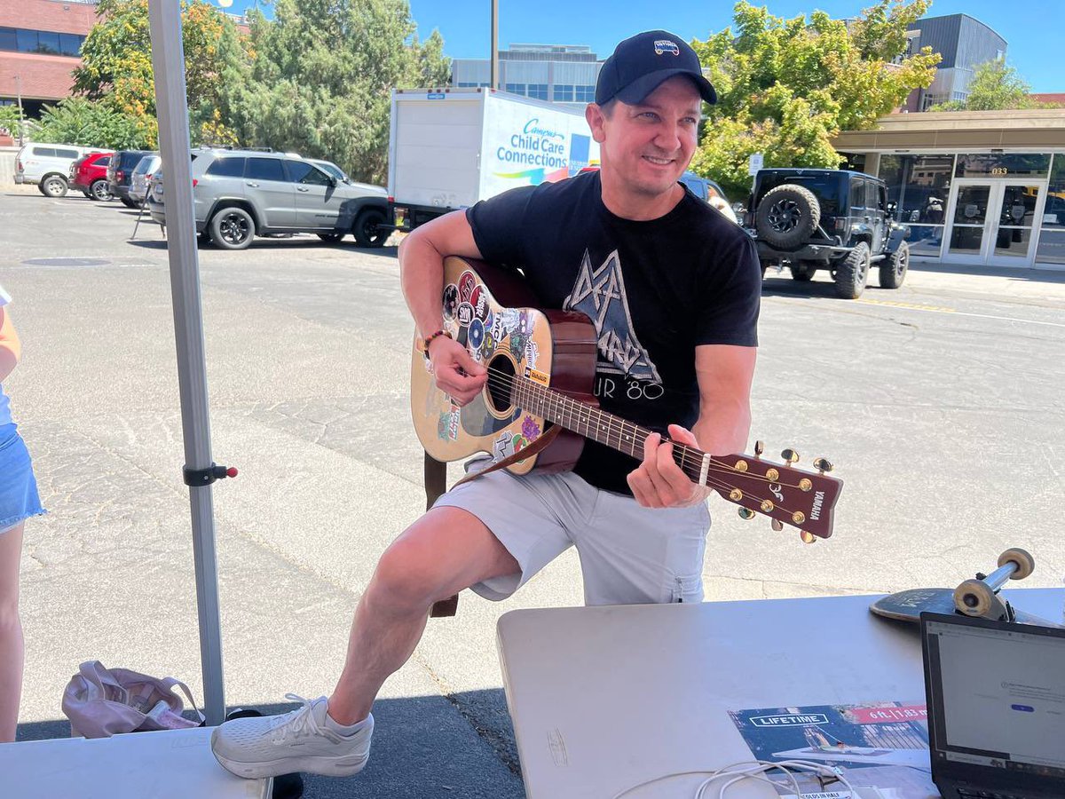 Jeremy Renner tweet media