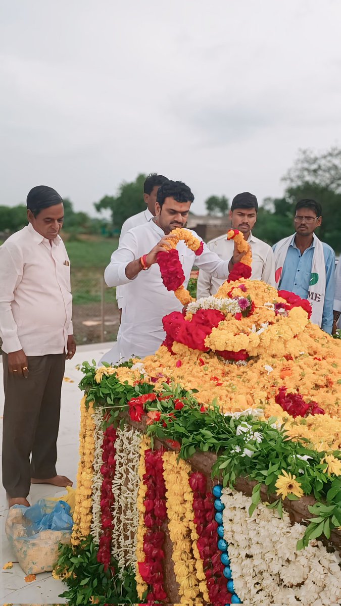 Maske__Rajendra's tweet photo. #विनम्र_अभिवादन 💐

बीड जिल्ह्याचे भुमिपुत्र, शिवसंग्राम संघटनेचे संस्थापक अध्यक्ष लोकनेते स्व.विनायकरावजी मेटे साहेब यांच्या जयंतीनिमित्त स्मृतीस्थळावर जावुन अभिवादन करुन दर्शन घेतले.
.
.
#VinayakMete #metesaheb #Shivsangram #beed #rajendramaske #bjpbeed #BJP https://t.co/xCenNeoVMw