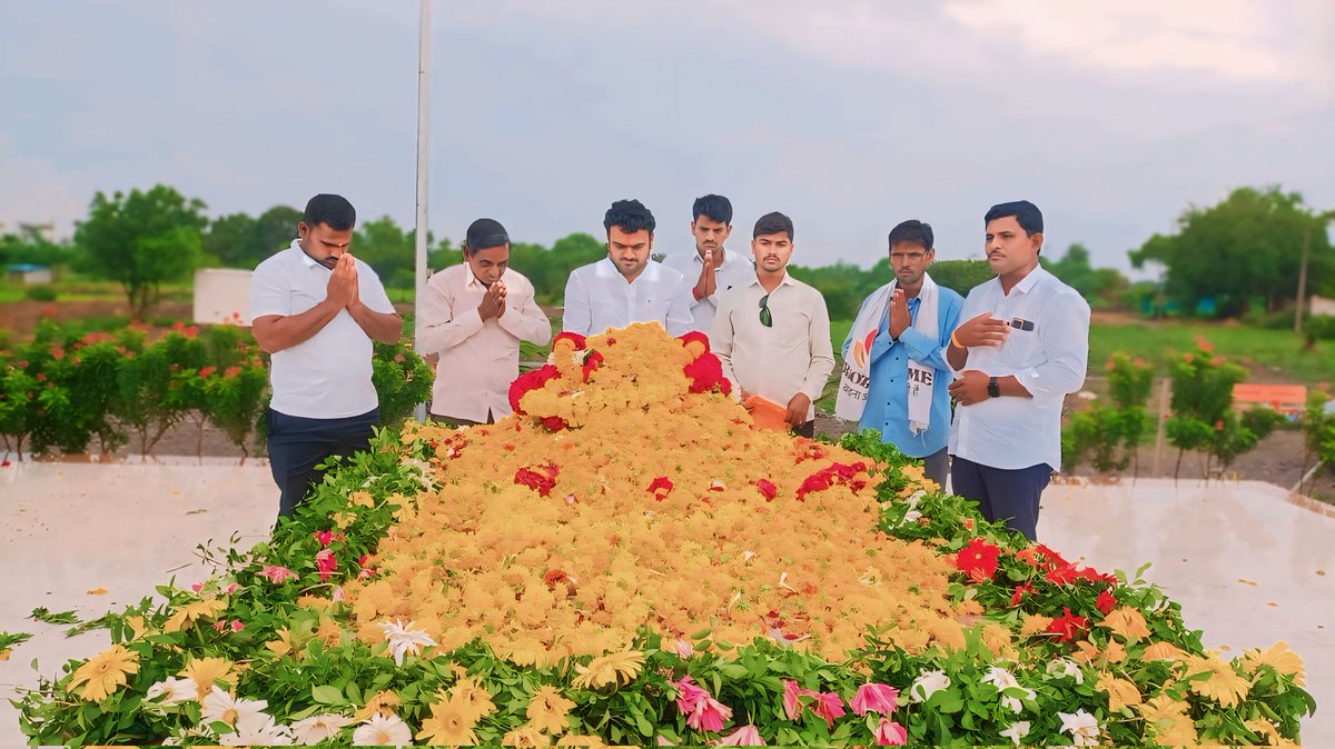 Maske__Rajendra's tweet photo. #विनम्र_अभिवादन 💐

बीड जिल्ह्याचे भुमिपुत्र, शिवसंग्राम संघटनेचे संस्थापक अध्यक्ष लोकनेते स्व.विनायकरावजी मेटे साहेब यांच्या जयंतीनिमित्त स्मृतीस्थळावर जावुन अभिवादन करुन दर्शन घेतले.
.
.
#VinayakMete #metesaheb #Shivsangram #beed #rajendramaske #bjpbeed #BJP https://t.co/xCenNeoVMw