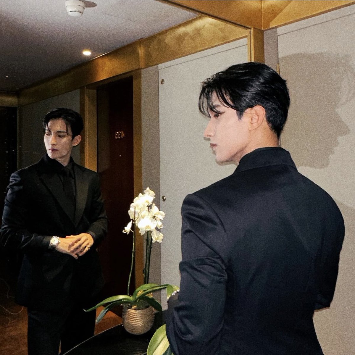 kyeomties's tweet photo. they sit at the same table https://t.co/at4JdhpPtI