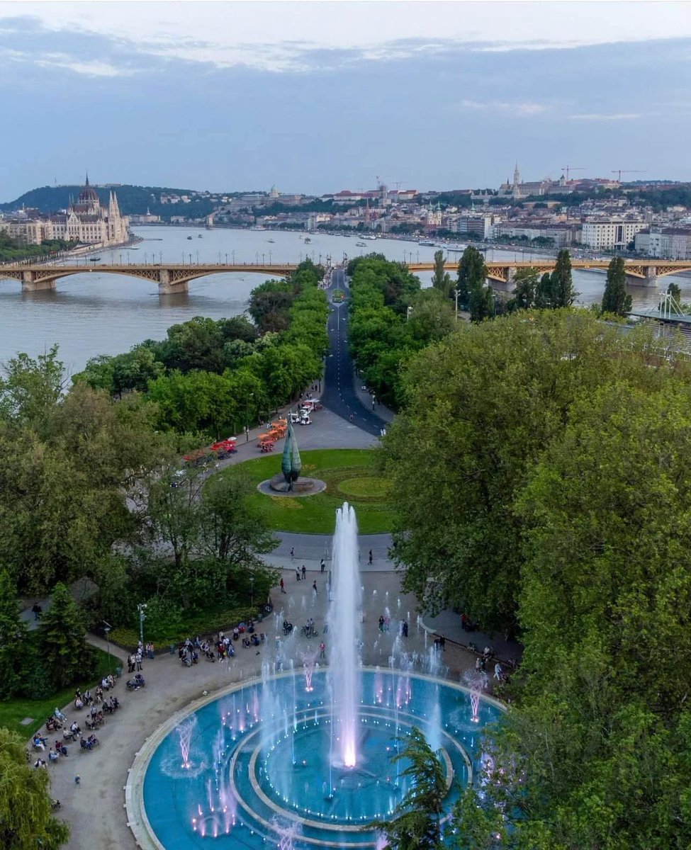BudapestTrips's tweet photo. This outstanding fountain on Margaret Island is considered to be one of the largest in Europe. The musical fountain sets hourly music shows, and a light show at night. The fountain opened in 1962. At first there was live music at the fountain. It was later electronized. https://t.co/PpgVm48cPB