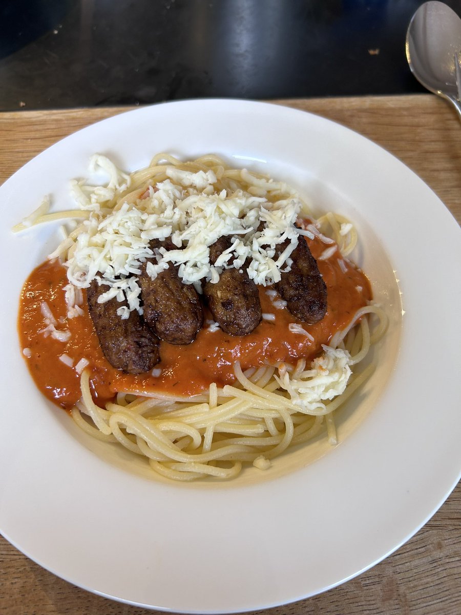 Munzinger_Ing's tweet photo. Schlicht, aber lecker. #govegan Spaghetti mit Tomatensoße, dazu vegane Cevapcici und Cashew-Käse. Alt: auf weißem Teller https://t.co/y2DxbTPAcP
