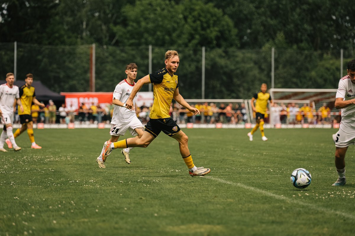 DynamoDresden's tweet photo. 45‘ Halbzeit! Schwarz-Gelb führt zur Pause gegen den FSV Neusalza-Spremberg nach den Toren von Vinko Sapina und Stefan Kutschke mit 2:0. 🙌 #FSVSGD #sgd1953 https://t.co/Rh08fYt0BP