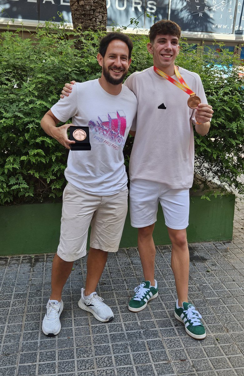 Hoy ya tranquilos, ayer tocaba disfrutarlo y vivirlo. 
Medalla de Bronce 🥉 en 400ml para David Garcia que debieran valer el billete a Paris.
Despues de semanas duras podemos seguir trabajando con la tranquilidad del trabajo hecho!
<a href="/BadajozDeportes/">Badajoz Deportes</a> <a href="/LRollano/">Luis Rollano Glez</a> <a href="/hoy_javiperez/">Javi Pérez</a> <a href="/FJyD/">Fundación Jóvenes y Deporte 🅵🅹🆈🅳 💚🤍🖤</a>