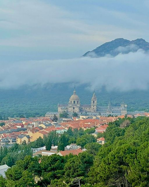 ¡Despedimos el mes de junio en #SanLorenzoDeElEscorial ⛅️! 
Hoy amaneció nublado pero sigue siendo perfecto 🤩 para explorar y disfrutar de la belleza 💫 de nuestro pueblo. 

¡Te esperamos con los brazos abiertos ❤️!

📸 @mimundoentrozosdetierra 

#TurismoSanLorenzoDeElEscorial