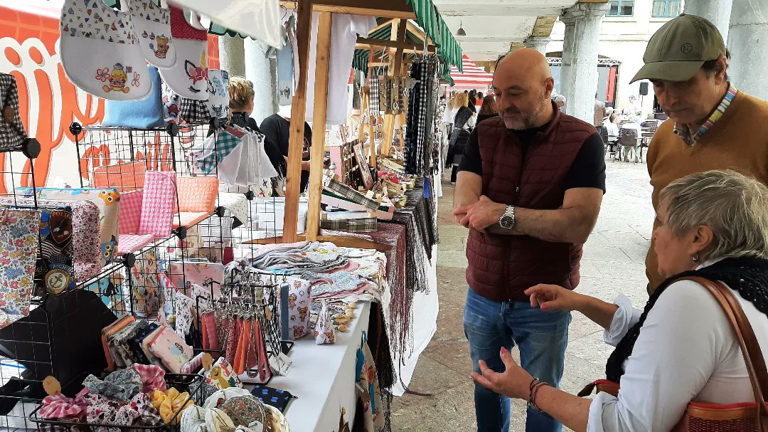 ppaytogijon's tweet photo. 🔵 Gran ambiente en la última jornada de #GijonBonito en El Patioh De la Laboral donde @guzmanpendas ha visitado todos los puestos artesanos del mercado conociendo de primera mano sus productos y necesidades. https://t.co/ho9RLRZIQY