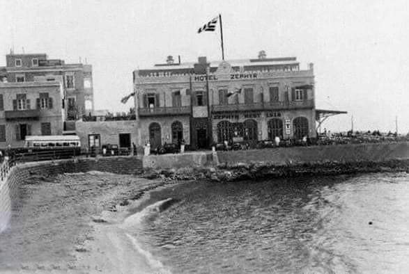 تأسس مطعم زفير بمنطقة المكس بالإسكندرية عام 1918 على يد الخواجة اليونانى "ديمترى" الذى نجح فى تقديم أشهر المأكولات البحرية لأهالى الإسكندرية والأجانب، أسسه على جزيرة وسط البحر لكى تكون المائدة فى عرض مياه البحر المتوسط، وأسماه "زفير" نسبة للكلمة اليونانية التى تعنى السعادة ❤