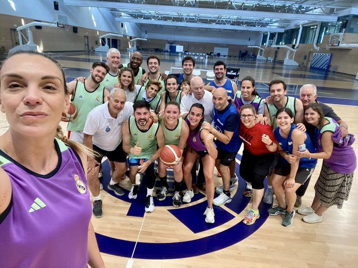 guillebh45's tweet photo. La semana pasada tuve el placer de poder asistir a las 34 jornadas de la Asociación de Médicos del Baloncesto (#AEMB)
#baloncesto #fisioterapia https://t.co/5iMJOIIhbw