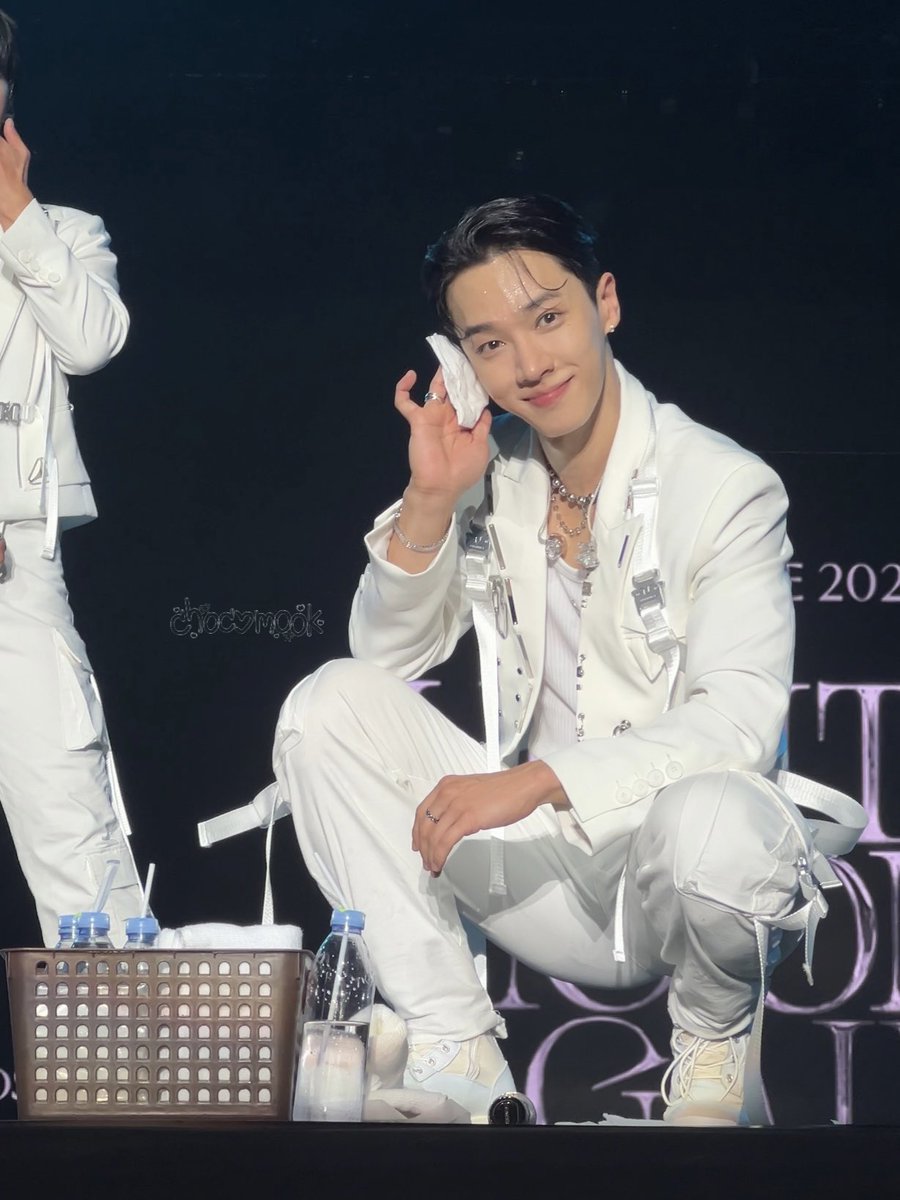 chocomook's tweet photo. วันนี้มีความสุขที่สุดในโลก รักพี่กีกวังมากน้าㅠㅠㅠㅠ💚

#이기광 #LEEGIKWANG 
#LIGHTS_GO_ON_AGAIN_IN_BKK https://t.co/tgCPLtWLNJ