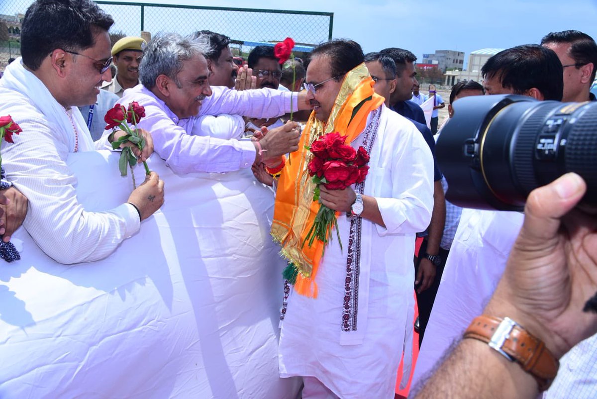 आज टोंक आगमन पर माननीय मुख्यमंत्री श्री <a href="/BhajanlalBjp/">Bhajanlal Sharma</a> जी का हैलीपैड पर गुलाब पुष्प व दुपट्टा पहनाकर स्वागत करने का सुअवसर प्राप्त हुआ !
#प्रोफ़ेसर_विक्रमसिंह_गुर्जर
#देवली_उनियारा_विधानसभा_क्षेत्र